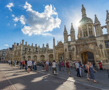 CAMBRIDGE, İngiltere - 29 AUGust 2016: King 's College girişinde turist (1446 yılında Henry VI tarafından kuruldu). Tarihi binalar