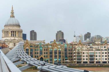 Londra 'da Millennium Köprüsü' nü kısmen gören St. Paul Katedrali. İngiltere