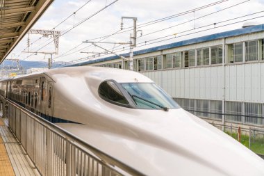 Osaka, Japonya-Nov 19, 2019: Japon Shinkansen Osaka istasyonunda duran yüksek hızlı tren. E4 serisi Doğu Japonya Demiryolu Şirketi (JR East) tarafından işletilen yüksek hızlı shinkansen tren türüdür.)