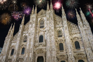 Havai fişekli Duomo Katedrali - İtalya, Milano 'da Yeni Yıl Kutlaması