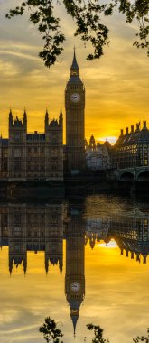 Londra 'da gün batımında Big Ben saatinin dikey görüntüsü