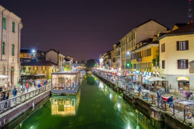 Kentin birçok restoran ve barı olan Traghetto eski kasaba bölgesi: Milan, İtalya-Ekim 2016