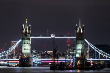 Londra 'da gece Tower Bridge ön görüntüsü. İngiltere
