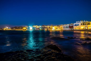 Alacakaranlıkta Mykonos Adası 'ndaki küçük Venedik. Yunanistan