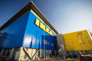 BLETCHLEY, İngiltere - 14 Kasım 2017 IKEA Bletchley Mağazası. IKEA dünyanın en büyük mobilya perakendecisi ve mobilya montajına hazır satıyor.
