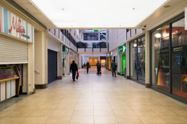 CAMBRIDGE, İngiltere - 18 Temmuz 2017. İnsanlar Grand Arcade alışveriş merkezinde alışveriş yapıyor. Grand Arcade St Andrew 's Caddesi' nde büyük bir alışveriş merkezi.