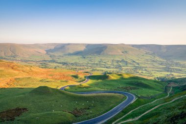 Yılan Yolu Yeşil Tepelerin Arasında Bölge Ulusal Parkı
