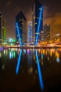 Dubai marinasındaki aydınlık gökdelenler, deniz yansıması, BAE