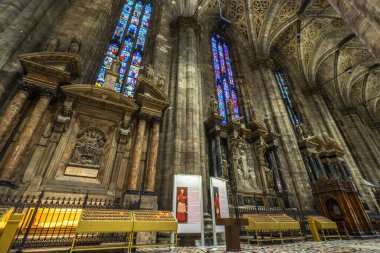 MILAN, ITALY - OCT 2, 2015: Duomo di Milano (Milano Kubbesi), İtalya. Aziz Mary 'nin Doğuşu Başkent Katedrali-Bazilikası