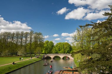 CAMBRIDGE, İngiltere - 17 Nisan 2017: İnsanlar güneşli bir bahar gününün tadını çıkarıyor, Cambridge 'de Cam nehrinde kayıyorlar