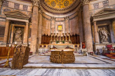 Roma, İtalya-Eylül 3.2018 Panteon 'un içindeki sunak.