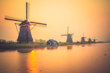Geleneksel Hollanda rüzgar gülü Kinderdijk 'te gün batımında. Hollanda 