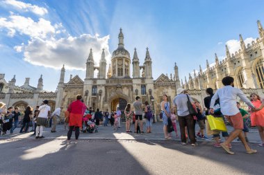 CAMBRIDGE, İngiltere - 29 AUGust 2016: King 's College girişinde turist (1446 yılında Henry VI tarafından kuruldu). Tarihi binalar