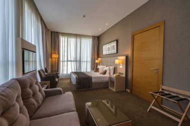 ABU DHABI, BİRLİK EMIRATES-20 Mart 2017: TRYP Wyndham Hotel 'deki stüdyo daire 20 Mart 2017' de izlendi. Wyndham Otel 'in TRYP' si lüks stüdyo ve aile daireleri sunuyor 