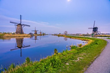 Geleneksel Hollanda rüzgar gülü