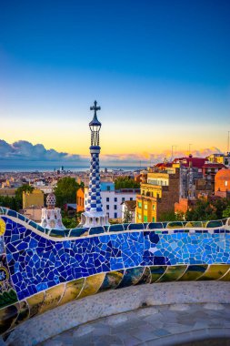 Barcelona 'nın güzel gündoğumu silueti 1926' da inşa edilen Park Guell 'den görüldü.