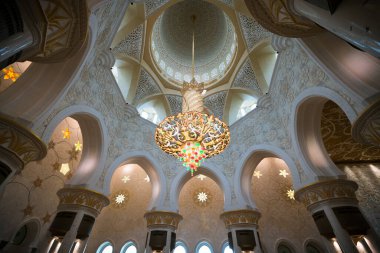ABU DHABI, BAE - 20 Mart 2017: Şeyh Zayed Camii 'nin içindeki güzel avize, Abu Dabi, Birleşik Arap Emirlikleri