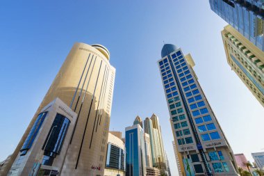 ABU DHABI, BAE - 18 Mart 2017: Abu Dabi 'deki Hamdan Caddesi' ndeki Royal Meridien ve TRYP otelleri