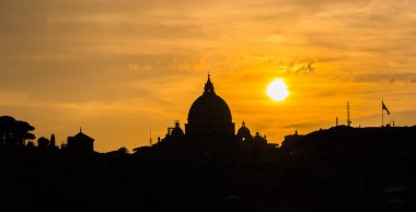 Vatikan 'daki Aziz Peter Bazilikası' nın günbatımı silueti. İtalya