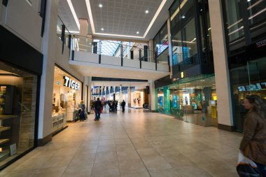 CAMBRIDGE, İngiltere - 18 Temmuz 2017. İnsanlar Grand Arcade alışveriş merkezinde alışveriş yapıyor. Grand Arcade St Andrew 's Caddesi' nde büyük bir alışveriş merkezi.