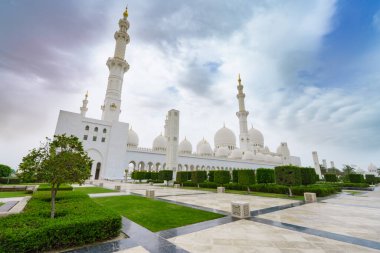 Şeyh Zayed 'in Büyük Camii' ne giren iki Arap (Abu-Dabi, BAE)