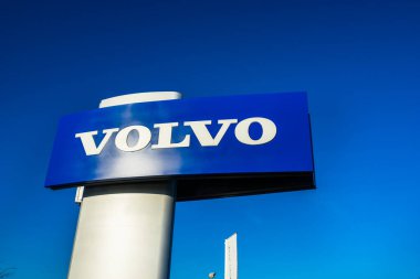 Milton Keynes, İngiltere-Kasım 2017: Volvo bayiliği, mavi gökyüzüne karşı. Volvo, merkezi İsveç 'in Göteborg şehrinde bulunan çok uluslu bir otomobil üreticisi şirketidir.