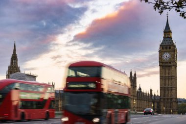 Big Ben, Londra 'da gün batımında Westminster Köprüsü' nden görüldü.