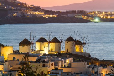 Gün batımında Mykonos adasının yel değirmenleri. Yunanistan