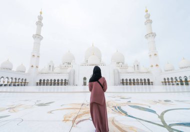 Kadın turist Zayed Büyük Camii 'ne giriyor.
