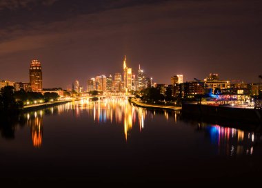 Frankfurt şehri Almanya 'da gece ufuk çizgisi