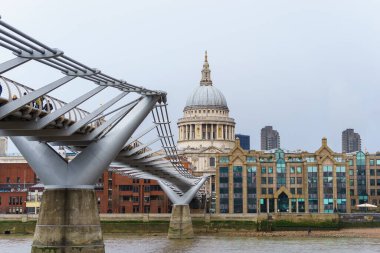 Milenyum Köprüsü ve St. Paul Katedrali 