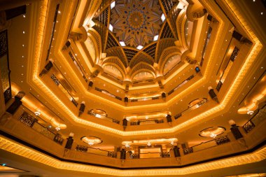ABU DHABI, BAE - 22 Mart 2017: Abu Dabi 'deki Emirates Sarayı' nın güzel tavanı. Emirates Sarayı bile 6 milyar dolara inşa edilmiş en pahalı ikinci oteldir.