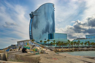 BARCELONA, İspanya - 3 Mayıs 2016: Mimar Ricardo Bofill tarafından tasarlanan W Barcelona Oteli 'nin ön manzarası