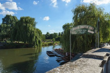 CAMBRIDGE, İngiltere - 18 AĞUSTOS 2016: Arka planda tekneleri olan Cambridge şoför tabelası