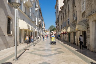 BÖLÜM, CROATIA - 1 Ekim 2016: Eski Split Kasabası 'ndaki Marmontova Caddesi. Old Town, İmparator Diocletian 'ın MS 1 Mayıs 305' te emekliliğine hazırlık amacıyla inşa ettiği sarayın kalıntıları.