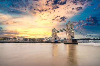 Londra 'da güneş doğarken Tower Bridge