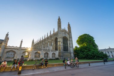 CAMBRIDGE, İngiltere - 29 AUGust 2016: King 's College with sun flare (started in 1446 by Henry VI). Tarihi binalar