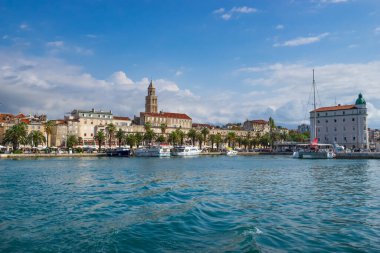 Riva gezinti alanı ve Split 'teki Diocletian sarayının ufuk çizgisi. Hırvatistan