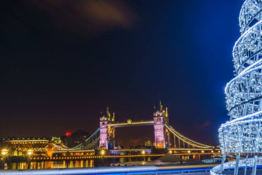 Tower Köprüsü Noel mevsiminde gece aydınlandı