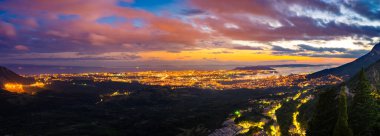 Split 'in gün batımı manzarası ışıklarla aydınlandı, Dalmaçya, Hırvatistan