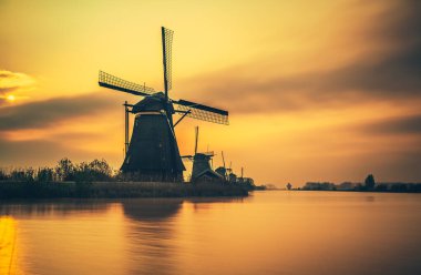 Geleneksel Hollanda rüzgar gülü Kinderdijk 'te gün batımında. Hollanda 