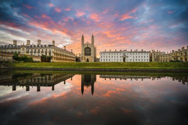 Cambridge 'de gün doğumunda King' s Chapel 'de. İngiltere