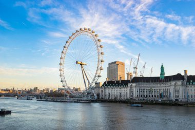 Londra, İngiltere - 12 ARALIK, 2016. Güneş doğarken Londra 'nın Gözü