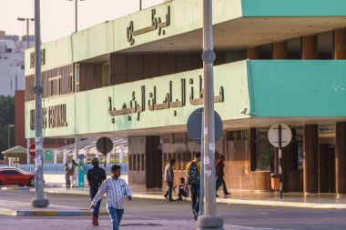 ABU DHABI, UNITED EMIRATES - 20 Mart 2017: Abu Dabi ana Otobüs Terminali önündeki insanlar. Abu Dabi şehrindeki ana otobüs terminali Dubai ile otobüs bağlantısı teklif ediyor 