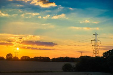 Gün batımında elektrik kuleleri. İngiltere