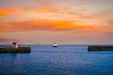 Gemi İngiltere 'de Dover limanına yaklaşıyor.