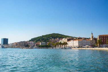 Hırvatistan 'ın Split kentinde liman manzarası ve Marjan parkı arka planda