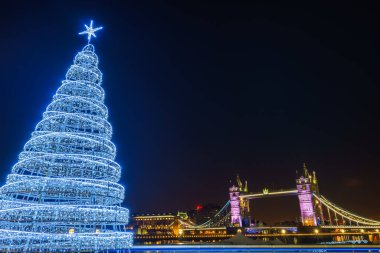 Tower Bridge ve Londra 'da bir Noel ağacı