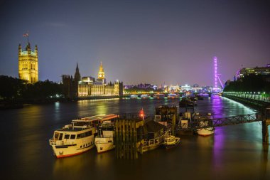 Londra şehri Thames nehrinin karşısından gece manzaralı. İngiltere