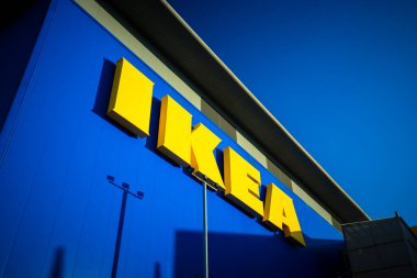 BLETCHLEY, İngiltere - 14 Kasım 2017 IKEA Bletchley Mağazası. IKEA dünyanın en büyük mobilya perakendecisi ve mobilya montajına hazır satıyor.